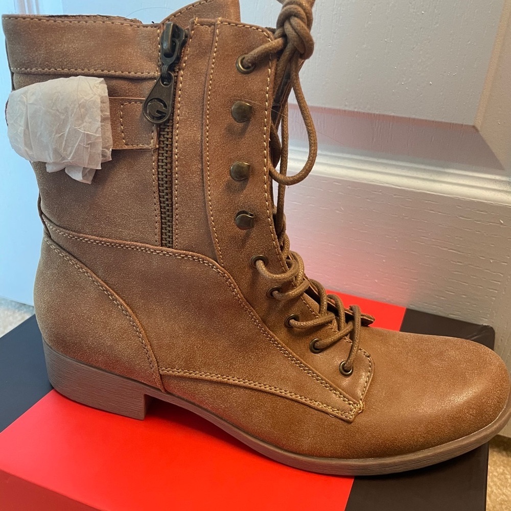 NEW Guess lace up boots